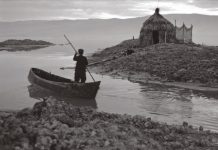 Εννιά χατζήδες κίνησαν