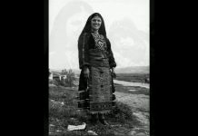 Μια κόρη εκατέβαινε