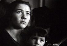 Εβγα μάνα’μ στα κάγκελα