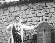 Κόρη πάει για τη βρύση