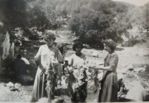 Καλησπερίζω δυό αδελφές