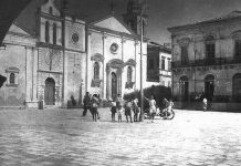 Λάμπει μες το γιαλό