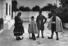 Εκατό δυο αρχοντόπουλα