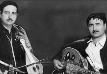 Τη λύρα έχω συντροφιά